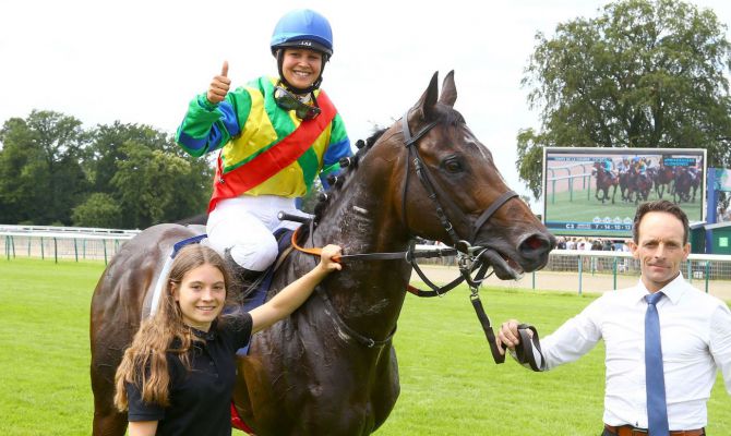 Superbe victoire à l’international du jockey Zineb Briouil,                                       étoile montante marocaine des courses de chevaux !